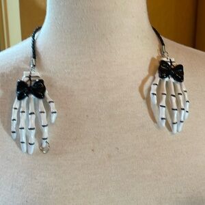 Hand choker and playing cards